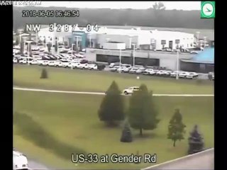 Un automobiliste s'éloigne des bouchons en marche arrière !