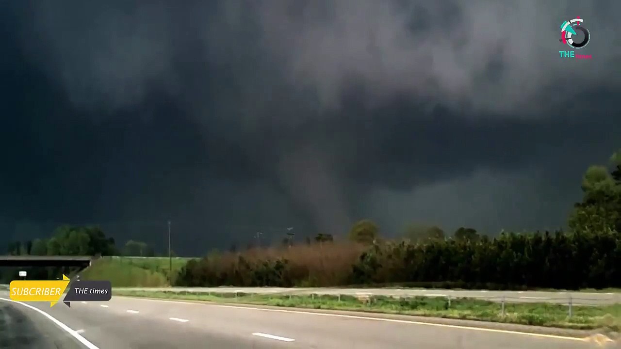 Scary_Moments_Ever_Natural_Disasters_Caught_on_Camera_✔P52