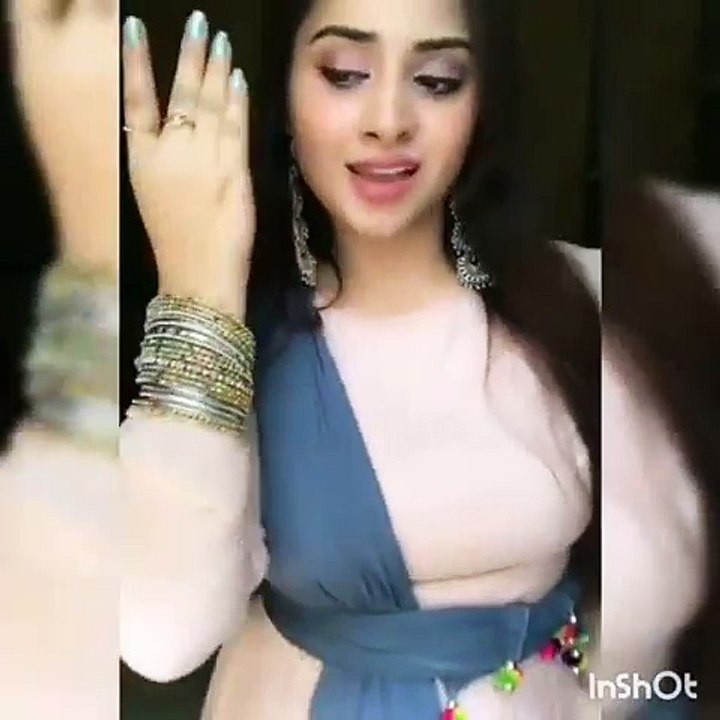 how she can do this a pakistani girl act like bollywood moive