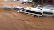 Sel Suları Arasında Mahsur Kalan Şoför Minibüsün Camından Çıkıp Böyle Kurtuldu