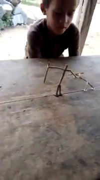 Ces gamins ont inventé un jeu juste INCROYABLE