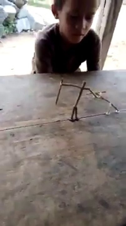 Ces gamins ont inventé un jeu juste INCROYABLE