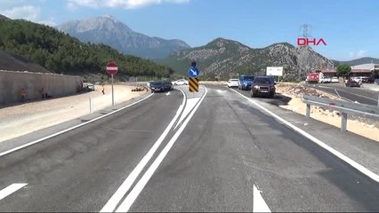 Antalya Heyelanda Çöken Yol Ulaşıma Açıldı