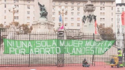 Miles de argentinas protestan a favor y en contra del aborto