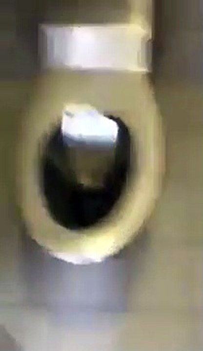 Un homme se fait prendre en flag en train de filmer sous les toilettes