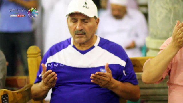 بكاء وخشوع الرجال والسيدات في ختام صلاة التراويح بمسجد عمرو بن العاص