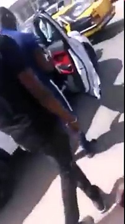 Il sort son arme et tire sur le... ça se passe à Dakar...