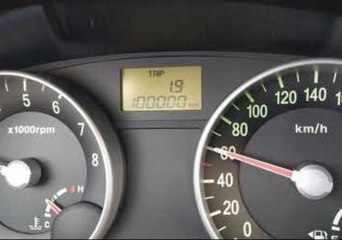 Man Celebrates Reaching 100,000 Km by Having a 'Party' in His Car