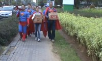 Warga Berkostum Superman Berbagi Jamu untuk Pemudik