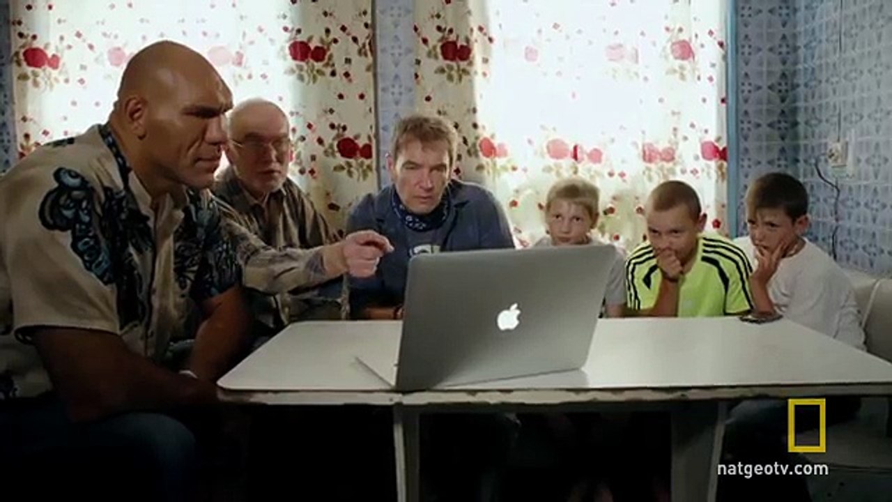 Σοκ για τρεις νεαρούς στη Ρωσία!!Μεγαλοπόδαρος "πιάστηκε"στην κάμερα κινητού τηλεφώνου τους αφού ακολούθησαν χνάρια του!!!