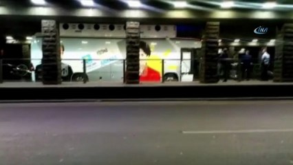 Seçim otobüsü köprüye sıkıştı