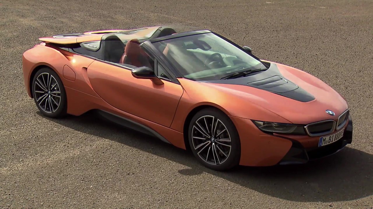 BMW i8ロードスター - 電気式ソフトトップルーフと追加の積載スペースを備えた2人乗り
