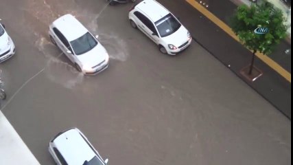 İskenderun’da Sağanak Yağış Sokakları Göle Çevirdi