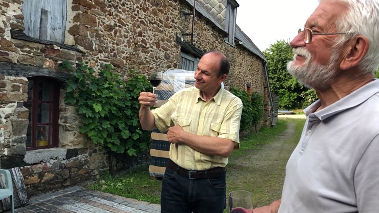 Les Vignerons de Garo goûtent leur première cuvée de vin rouge