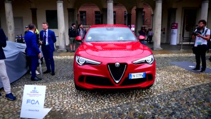 Télécharger la video: Alfa Romeo Stelvio Quadrifoglio and the Concept Jeep Trailcat at the Supercar Night Parade 2018