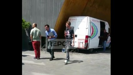 Të rinjtë demokratë qëllojnë me vezë Veliajn