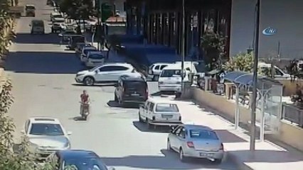 Dikkatsiz yaya kazaya neden oldu...O anlar kamerada: 1 yaralı