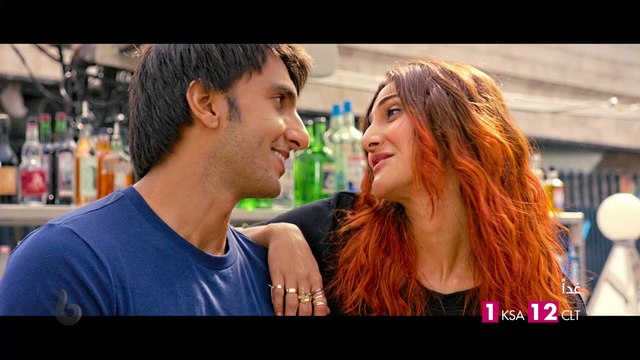 يسافر فتى هندي فخور بأصوله وعالمه الى باريس ليقابل فتاة جميلة ذات أصول هندية