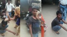 छेड़छाड़ करने पर महिलाओं ने शाहदे की चप्पलों से की पिटाई, देखें वायरल वीडियो