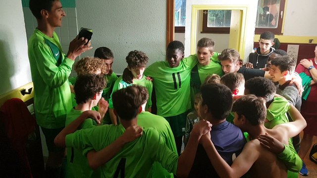 Cri de victoire après la victoire 4 a 2 au pénalty en demi finale de coupe départementale contre Guiscard le 14/06/2018