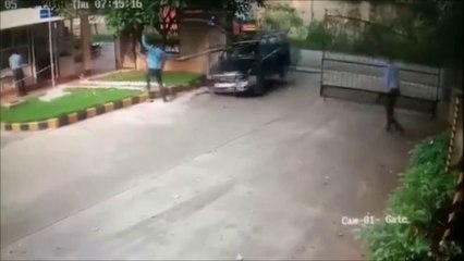 Ce garde a passé la pire journée de sa vie... Douloureux!