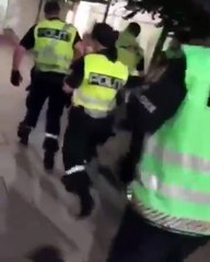 Ce gars retenu par la police chante « I Believe I Can Fly » pendant son interpellation