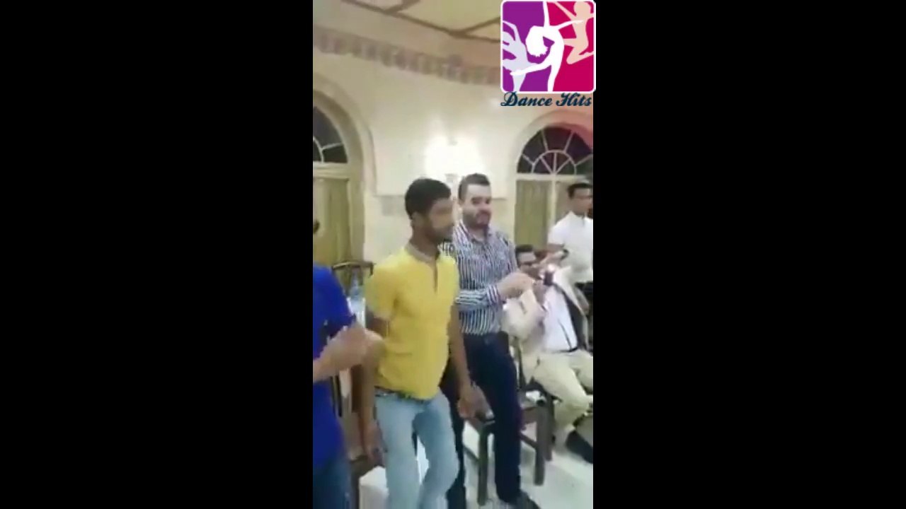 सबके सामने इस लड़के ने किया ऐसा अतरंगी डांस, आपने कभी देखा नहीं होगा !