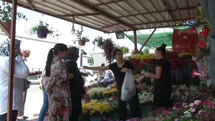 Antalya'da Mezarlıklarda Arife Yoğunluğu