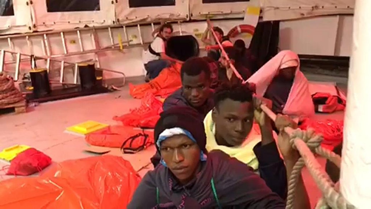 Unterwegs nach Spanien - Flüchtlingsschiff Aquarius in schwerer See
