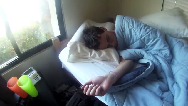 Il réveille son colocataire sourd