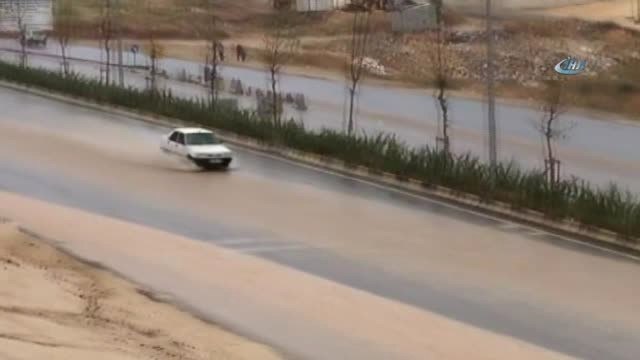 Sağanak Yağış Yolları Gölete Çevirdi