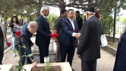 Bakan Yılmaz, şehit mezarlarına karanfil bıraktı