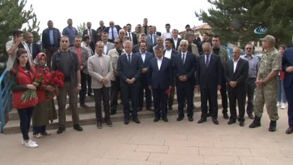 Bakan Yılmaz, Şehit Mezarlarına Karanfil Bıraktı