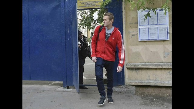 Навальный вышел на свободу