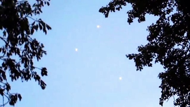 D'après-vous, ces trois lumières étranges dans le ciel peuvent-elles être réelles?