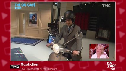 François Hollande, casqué et en scooter, dans Thé ou Café