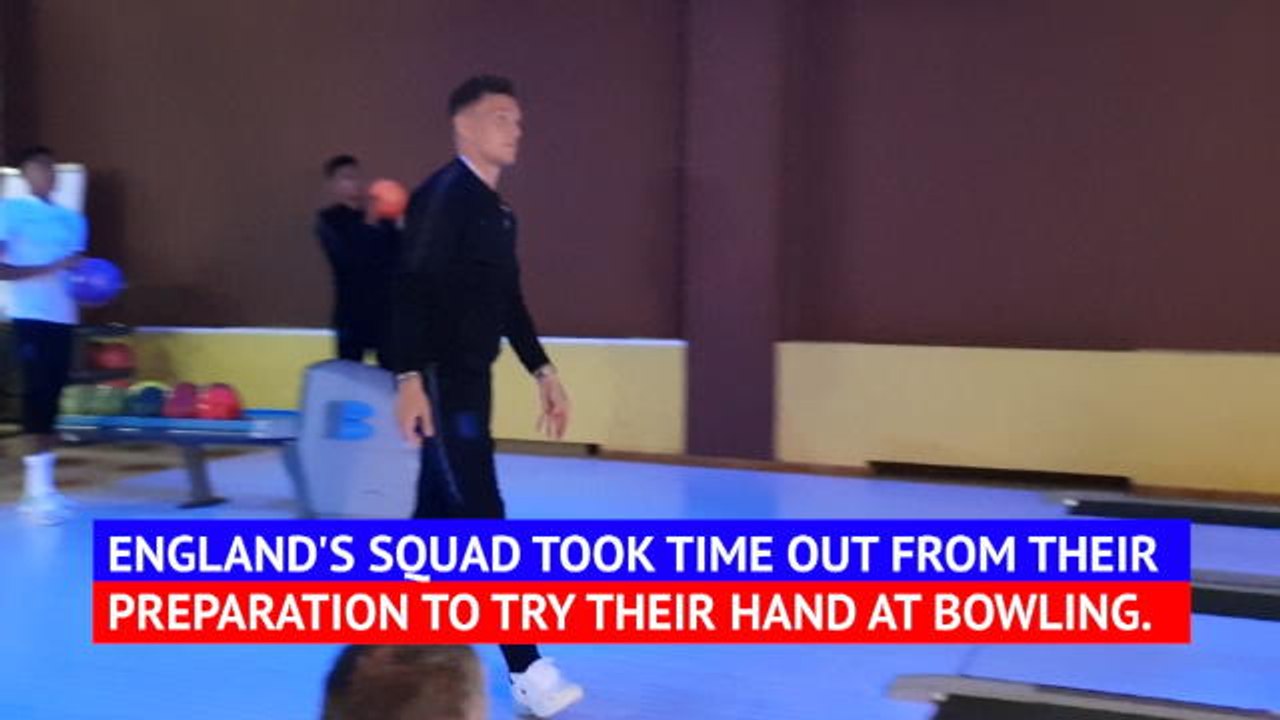 England's squad try their hand at bowling