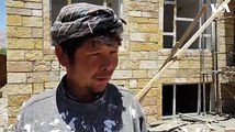 با آنکه شماری از باشندگان ولایت بامیان هنوز هم در مغاره زندگی می‌کنند، ساختمان های مجلل با تزیینات ویژه در این شهر قد بلند می‌کند.ویدیو: ظفر بامیانی، صدای امری