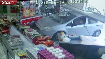 Kağıthane’de akıl almaz kaza! Araç dükkana daldı