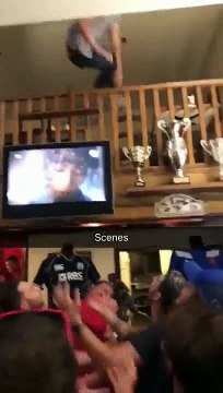 Il saute sur ses potes depuis le balcon d’un bar