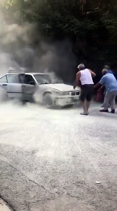 Φωτιά σε όχημα εν κινήσει στο Παγκράτι