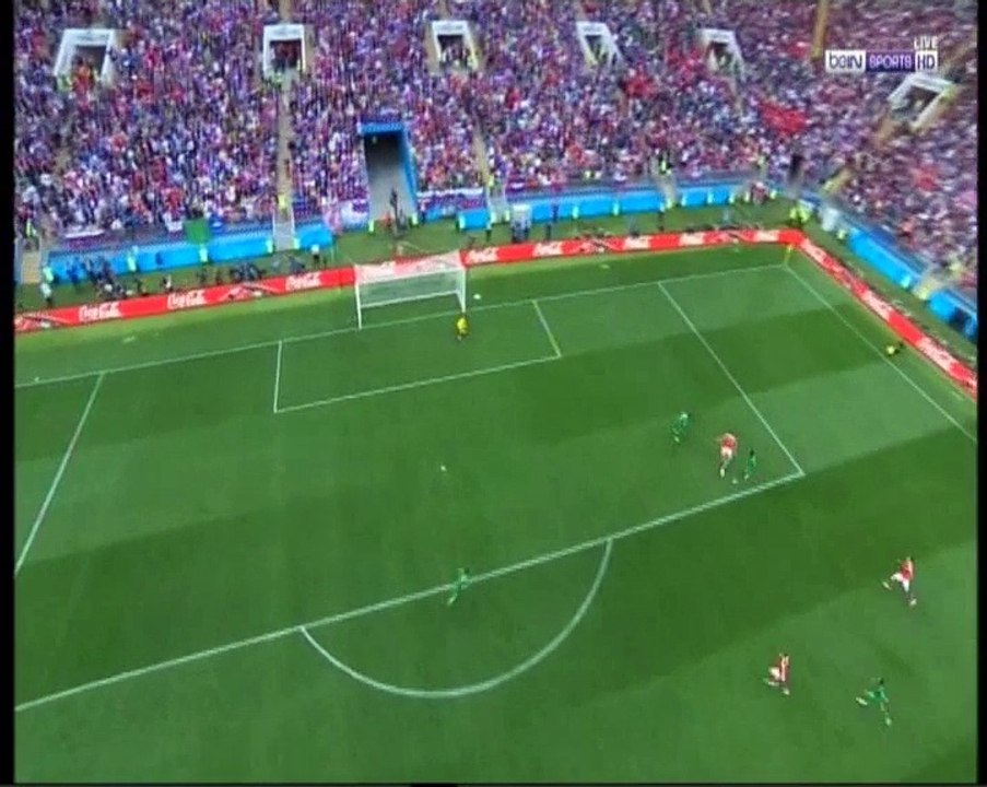 دنيس تشيرشيف لاعب فياريال ولاعب ريال مدريد سابقا يسجل الهدف الثاني لروسيا