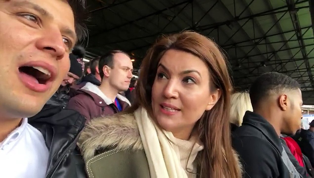 Reham Khan Support Pashawar Zalmi in Stadium - Apko Zalmi Ki Taraf Hona Chahiye