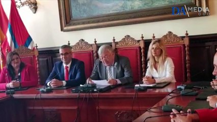 Víctor Lorenzo Díaz Molina  recibe la Insignia de Oro de la capital palmera