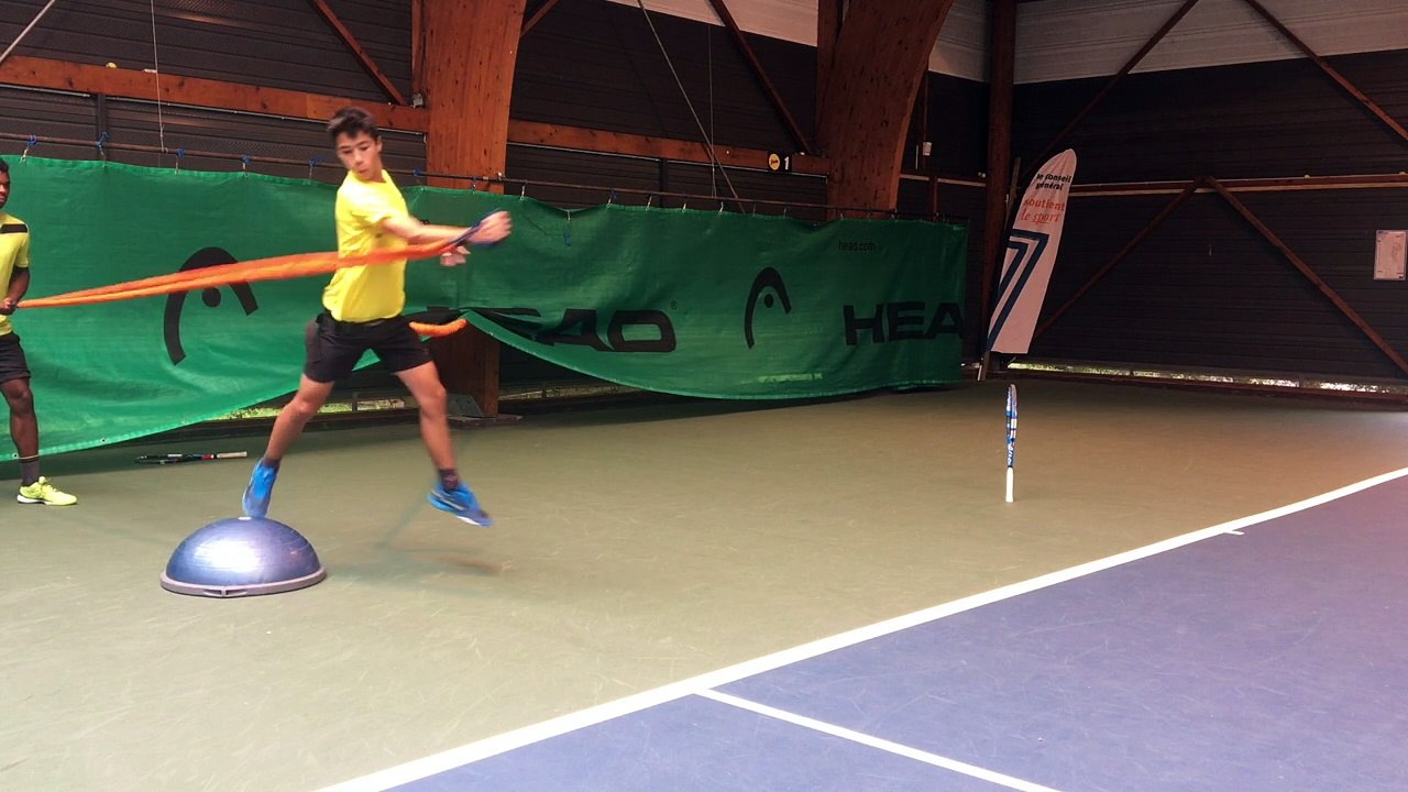 Amélioration du coup droit avec élastique et bosu