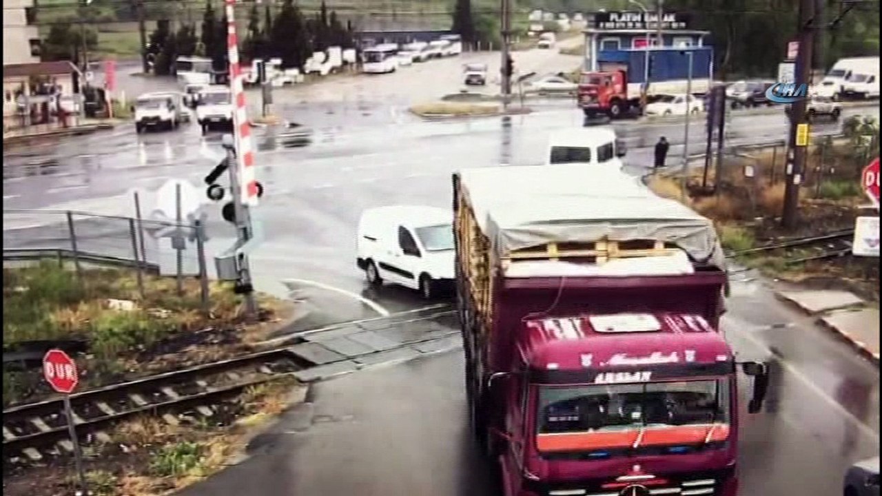Kazalı araçla kendisine çarpan aracı kovaladı...O anlar kamerada