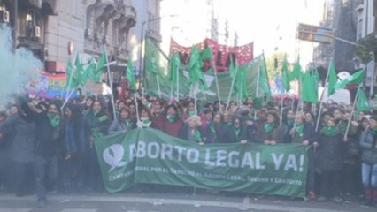 Cámara aprueba ley que despenaliza el aborto y pasa a Senado en Argentina