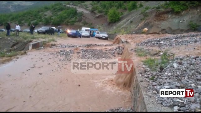Report Tv - Rrëshqitje dherash, paralizohet qarkullimi në aksin Kukës-Peshkopi