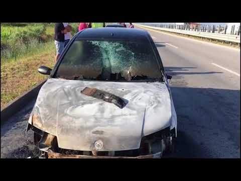 NJE AUTOMJET KA MARRE ZJARR NE AUTOSTRADEN FIER LEVAN, SHOFERI LARGOHET NE KOHE PA DEMTIME LAJM