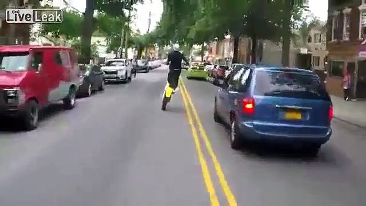 Ce biker maitrise sa moto dans les bouchons comme un chef...